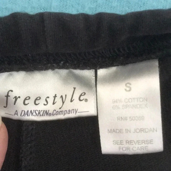 Freestyle a Danskin Company black crop raw hem drawstrings, side pocket size S - Picture 3 of 6